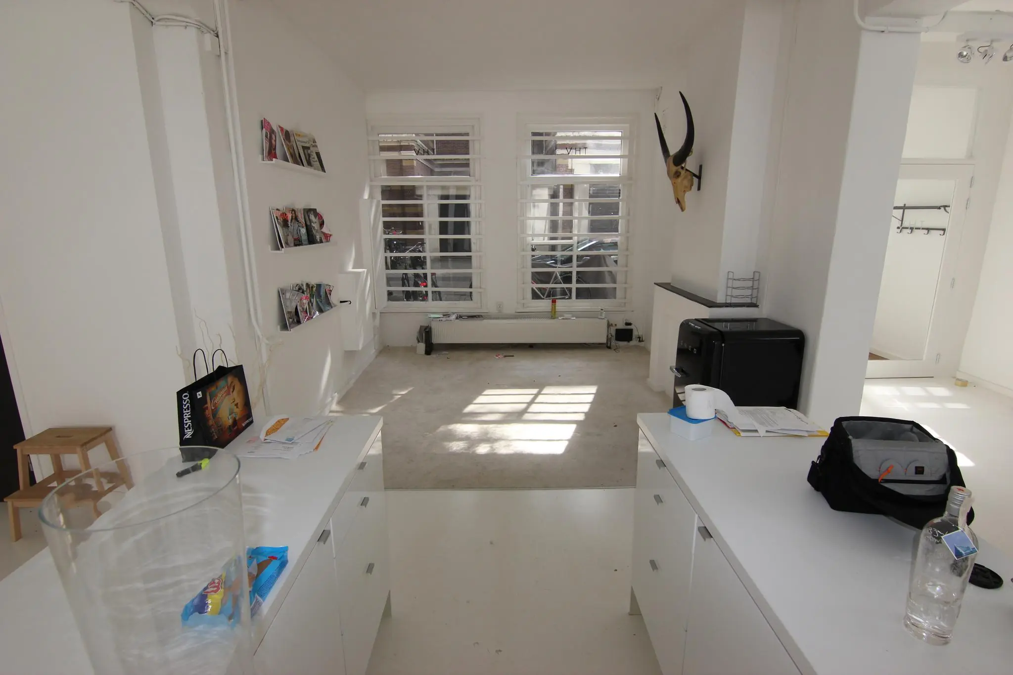 Lichte, moderne ruimte aan de Graaf Florisstraat met witte muren, grote ramen en minimalistisch interieur.